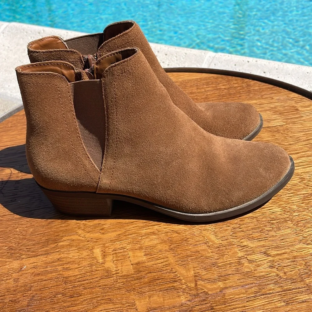 Kenzie tan ankle zip up boots | Size 9